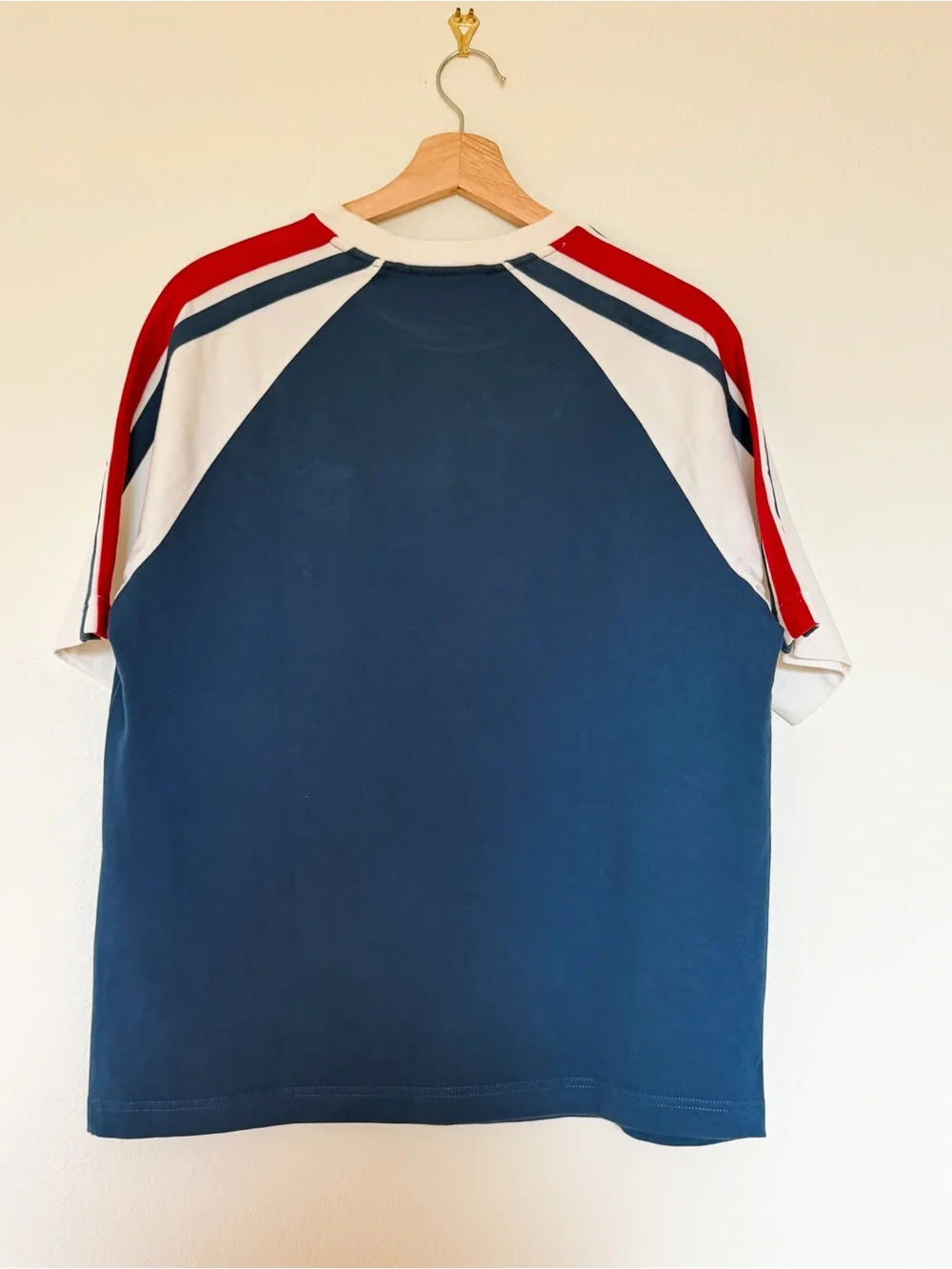Gucci Men's Navy and White Raglan Logo T-Shirt size Medium